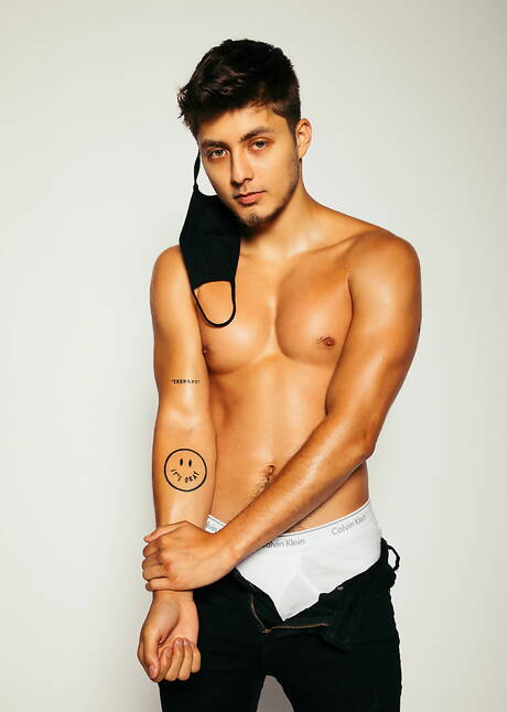 Las estrellas porno estadounidenses Angel Rivera y el jovencito Sean Ford taladrando un culo al aire libre