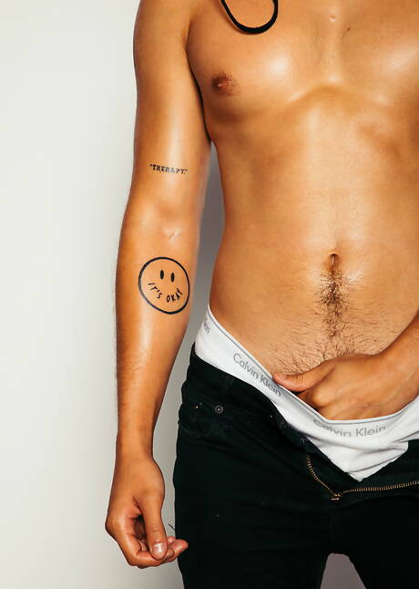 Die amerikanischen Pornostars Angel Rivera und der junge Sean Ford bohren im Freien einen Arsch