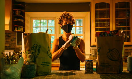 Die amerikanischen Pornostars Angel Rivera und der junge Sean Ford bohren im Freien einen Arsch