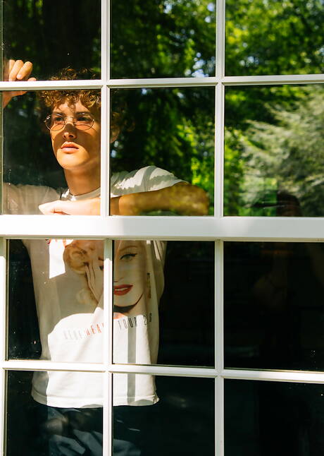 Die amerikanischen Pornostars Angel Rivera und der junge Sean Ford bohren im Freien einen Arsch