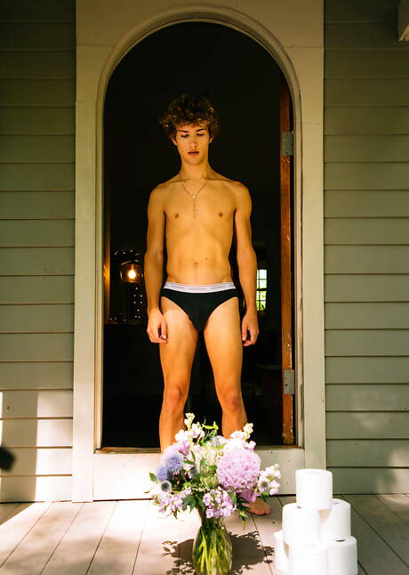 Die amerikanischen Pornostars Angel Rivera und der junge Sean Ford bohren im Freien einen Arsch