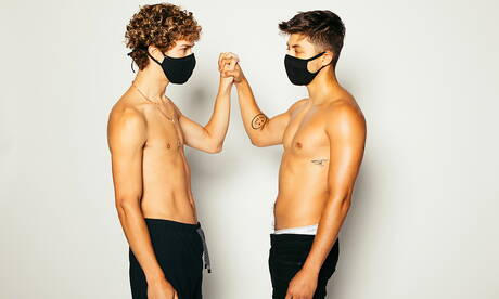 Die amerikanischen Pornostars Angel Rivera und der junge Sean Ford bohren im Freien einen Arsch