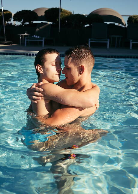 Amerikaanse sterren, knappe jongen Austin Avery en stier Shane Cook zijn verliefd op elkaar in bad