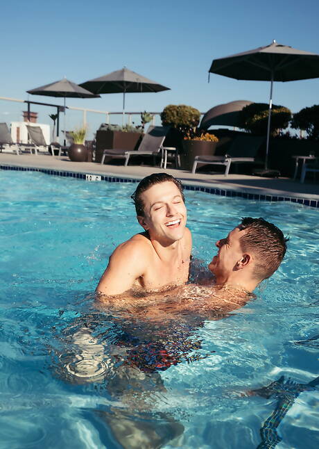 Amerikaanse sterren, knappe jongen Austin Avery en stier Shane Cook zijn verliefd op elkaar in bad