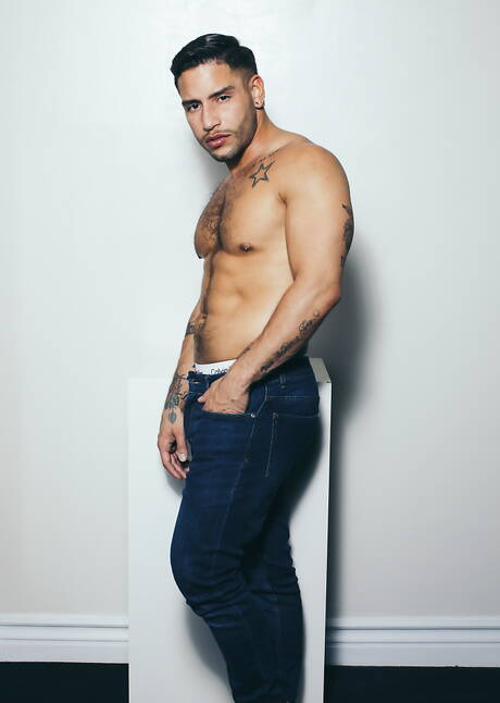 著名美國人，公牛布洛克·班克斯和年輕的泰特·漢森在熱的同性戀行為