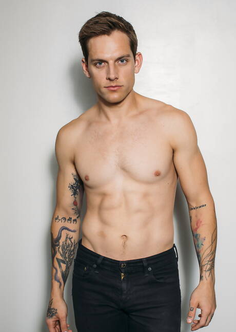 Estadounidenses famosos, el toro Brock Banks y el joven Tayte Hanson en acción homosexual caliente