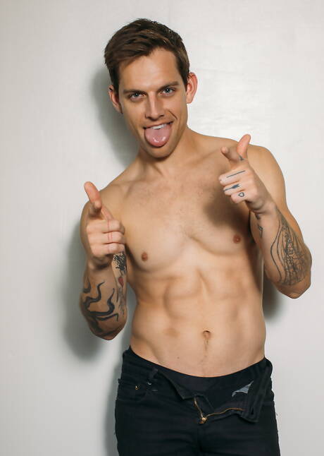 著名美國人，公牛布洛克·班克斯和年輕的泰特·漢森在熱的同性戀行為