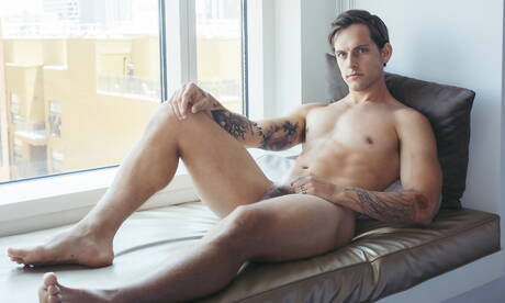 著名美國人，公牛布洛克·班克斯和年輕的泰特·漢森在熱的同性戀行為