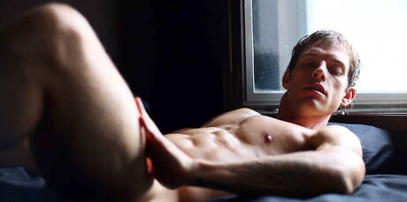 El musculoso Lucas Champagne y el jovencito estadounidense Tayte Hanson en una ardiente acción homosexual al aire libre