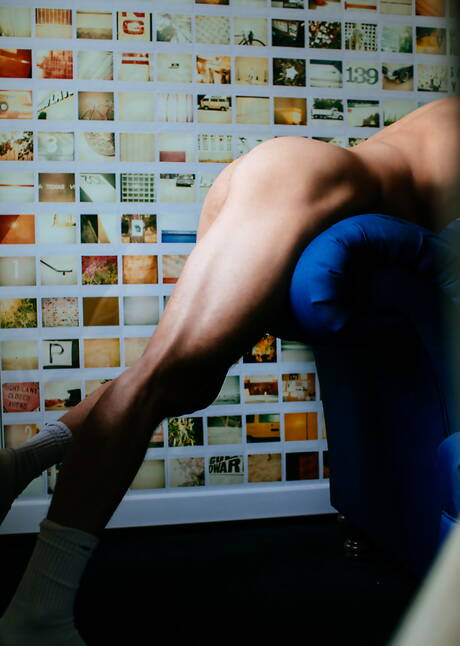 身材魁梧的Lucas Champagne和美國年輕男孩Tayte Hanson在戶外進行激烈的同性戀行為