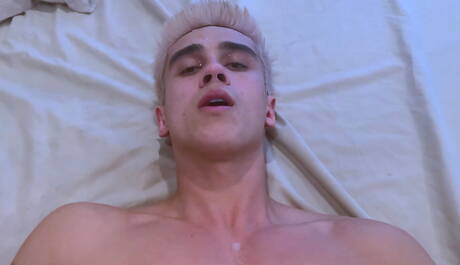 身材魁梧的Lucas Champagne和美國年輕男孩Tayte Hanson在戶外進行激烈的同性戀行為