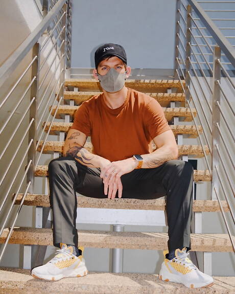 身材魁梧的Lucas Champagne和美國年輕男孩Tayte Hanson在戶外進行激烈的同性戀行為