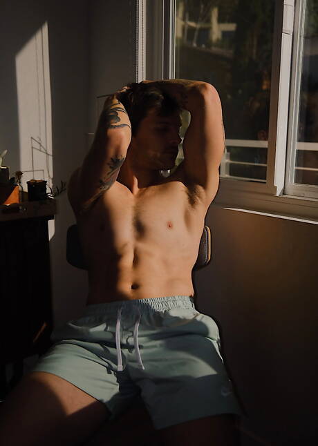 身材魁梧的Lucas Champagne和美國年輕男孩Tayte Hanson在戶外進行激烈的同性戀行為