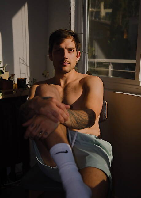 身材魁梧的Lucas Champagne和美國年輕男孩Tayte Hanson在戶外進行激烈的同性戀行為