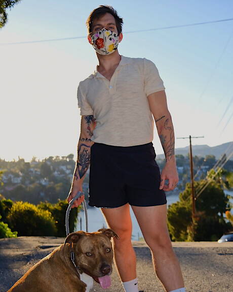 身材魁梧的Lucas Champagne和美國年輕男孩Tayte Hanson在戶外進行激烈的同性戀行為