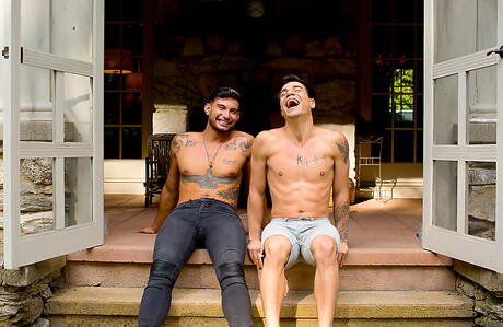 El galán húngaro Darius Ferdynand y el joven canadiense Jake Bass tienen una escena de pareja caliente