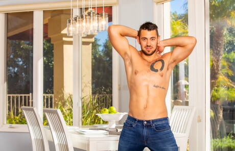 アメリカの力持ちダンテ・コレとジョニー・Bがお風呂で愛し合う