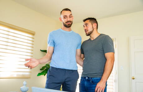 アメリカの力持ちダンテ・コレとジョニー・Bがお風呂で愛し合う