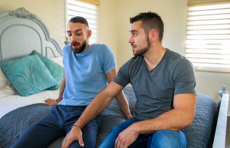 アメリカの力持ちダンテ・コレとジョニー・Bがお風呂で愛し合う