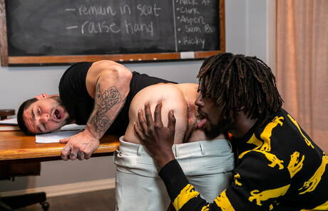 Estrelas americanas fortes Devin Trez e Aspen musculoso em sexo preto no branco