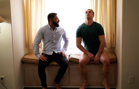 ラテン系のマッチョなドミニク・パシフィコとイギリス人の筋肉質なマイケル・ボストンがチンポをしゃぶった後にアナルファック