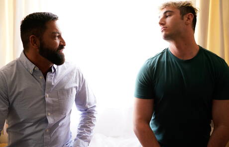 ラテン系のマッチョなドミニク・パシフィコとイギリス人の筋肉質なマイケル・ボストンがチンポをしゃぶった後にアナルファック