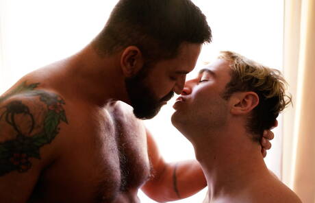 ラテン系のマッチョなドミニク・パシフィコとイギリス人の筋肉質なマイケル・ボストンがチンポをしゃぶった後にアナルファック