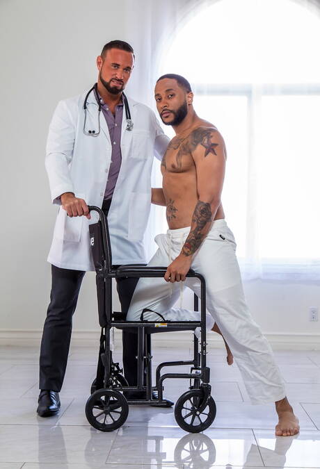 ホットなアメリカ人、スーパースタッドのマイケル・ローマンと筋肉質のジャックス・マキシムが熱い同性愛行為を繰り広げる