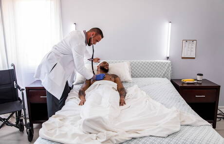 ホットなアメリカ人、スーパースタッドのマイケル・ローマンと筋肉質のジャックス・マキシムが熱い同性愛行為を繰り広げる