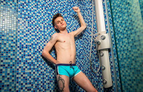 Amerikaanse hete twink Avery Jones en jonge kerel Dylan Herring in hete homoseksuele actie in bad