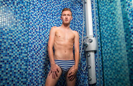 Amerikaanse hete twink Avery Jones en jonge kerel Dylan Herring in hete homoseksuele actie in bad