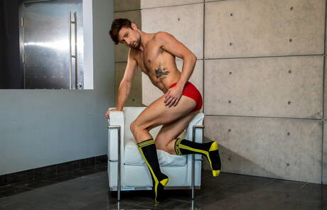 Der gut gebaute Amerikaner Nick Fitt und der haarige englische Hengst Drew Dixon beim harten Analsex