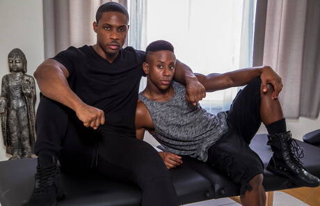 Znani Amerykanie, przystojniak Deangelo Jackson i twardziel Liam Cyber obnażają się i pokazują tyłek na zewnątrz