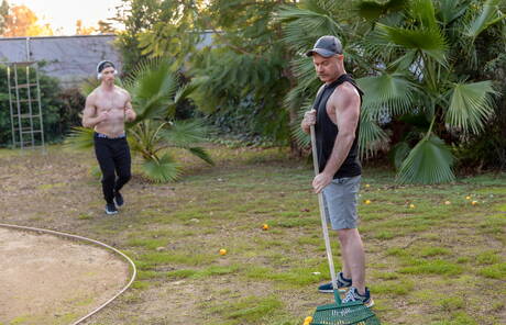 Die hübschen amerikanischen Muskelprotze Nick Fitt und Trent Atkins lutschen und ficken sich draußen