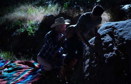 セクシーなアメリカ人、スーパースタッドニックフィットと肉付きの良いケーシーエベレットが屋外で熱いカップルシーンを持っています