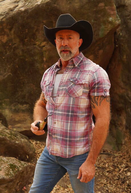 黑水獺 Zario Travezz 和 Lance Charger 在戶外互相撞擊