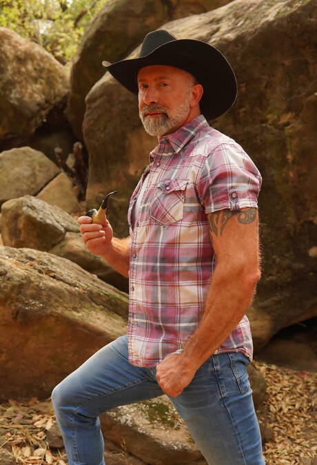 黒カワウソのザリオ・トラベズとランス・チャージャーが屋外で激しくセックスした