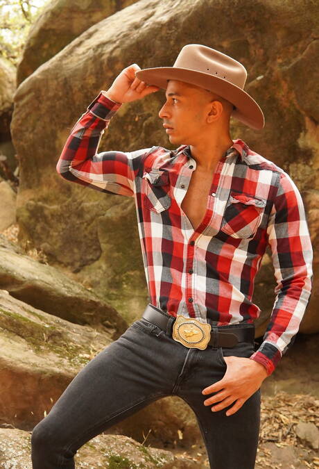 黒カワウソのザリオ・トラベズとランス・チャージャーが屋外で激しくセックスした