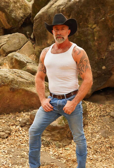 黒カワウソのザリオ・トラベズとランス・チャージャーが屋外で激しくセックスした