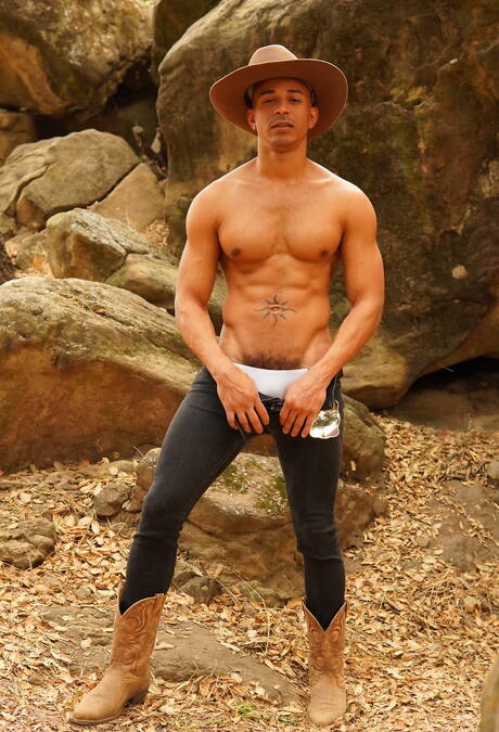 黒カワウソのザリオ・トラベズとランス・チャージャーが屋外で激しくセックスした