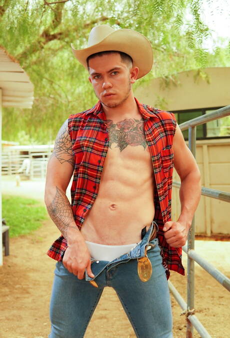 Latin tough guy Clark Davis and hunky guy Vincent O Reilly love each other outside