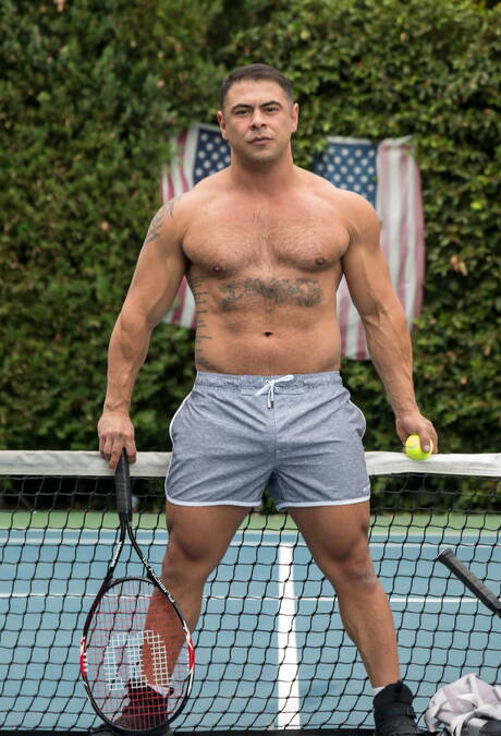 Der junge Amerikaner Andy Taylor und der muskulöse Mexikaner Draven Navarro haben heißen Analsex im Freien