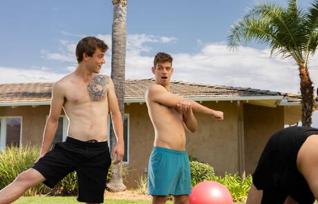 Heiße amerikanische Jungs, der junge Michael Del Ray und der kräftige Scott Finn haben draußen guten Sex