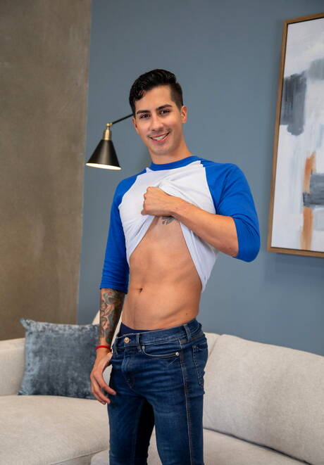 O twink americano Kian Kane se masturbando