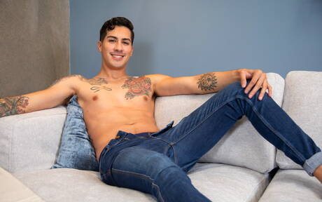 O twink americano Kian Kane se masturbando