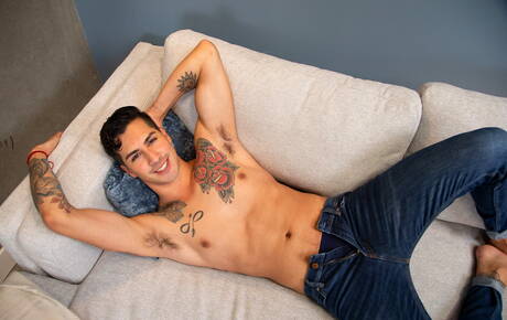 O twink americano Kian Kane se masturbando