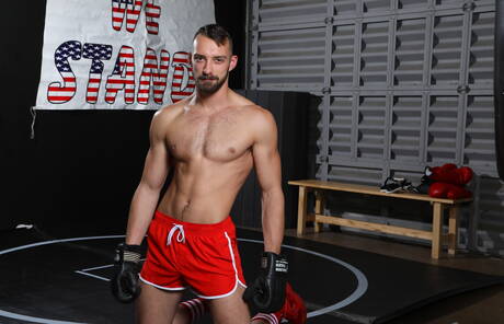 Le taureau américain Tristan Brazer et Johnny B dans une relation sexuelle anale torride