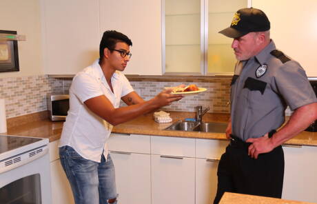 Die netten amerikanischen Kumpel, der heiße Bär Dale Savage und der bullige Jay Seabrook, haben heißen Paarsex unter der heißen Dusche