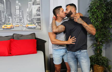 Le husky portoricain Rikk York et le beau gosse américain Adrian Suarez dans une sodomie torride