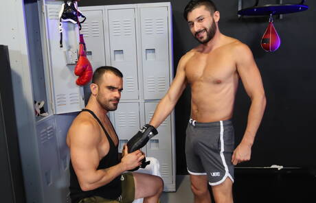 素敵なアメリカ人の男のダミアン・クロスと男のスコット・デマルコが熱いカップルセックスをする